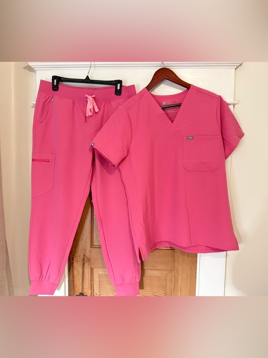 Figs Pants - Figs F’ING Pink Catarina 1 pocket scrub top & Jogger scrub pants size Large